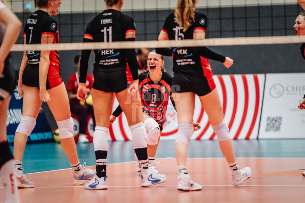 Volleyball | Frauen | Saison 2025/2026 | Volleyball Bundesliga | ETV Hamburger Volksbank Volleys vs. Dresdner SC | 15.11.2025 | Zoe Konjer (#8, ETV Hamburger Volksbank Volleys). jubelt