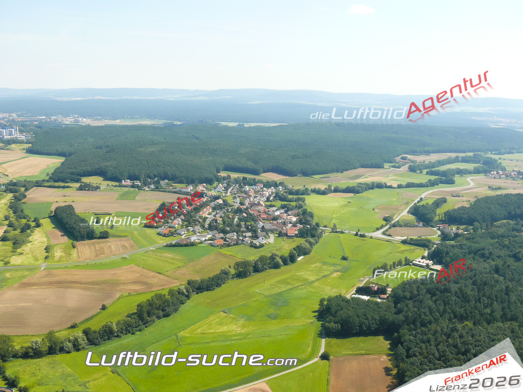 Die Luftaufnahme der Stadt Stegaurach wurde vom UL-Flugzeug heraus erstellt ( keine Drohne )- hohe Auflösung für beste Qualität