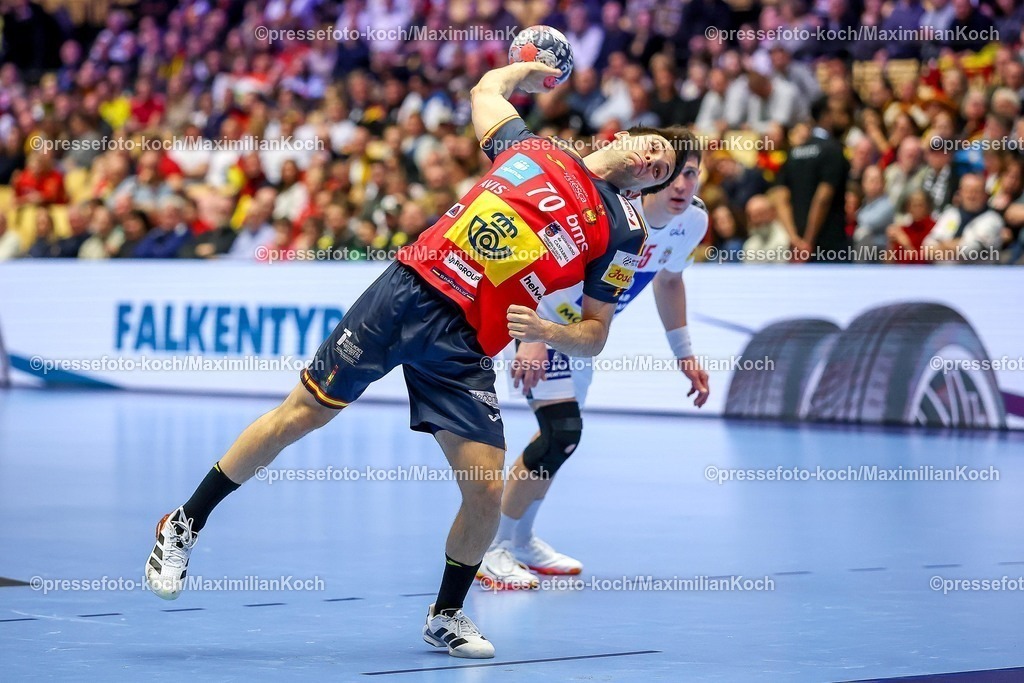 EHF15012601061 | 15.01.2026, Handball, Men's EHF EURO 2026, Spanien - Serbien, Jyske Bank Boxen in Herning, Dänemark, Preliminary Round: Sieben Meter  Daniel Fernandez Jimenez (Espania #70) 