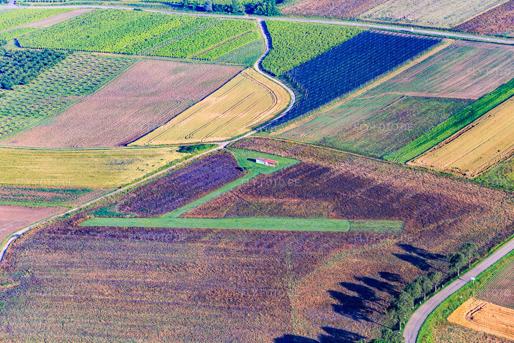 Luftbild: Oberhoffen-lès-Wissembourg, Modellflugplatz in Oberhoffen-lès-Wissembourg im Bundesland Bas-Rhin in Frankreich. – Foto: IMG_089946.jpg vom 26.06.2016 durch Werner Riehm/FLY-FOTO.de – Auflösung des Originals: 5472 x 3648 px