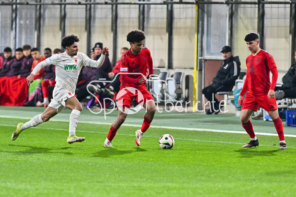 FC Bayern Amateure - FC Augsburg II | im Duell Aiman DARDARI (FC Augsburg II 7) und Julien YANDA (FC Bayern München II #3) / Zweikampf / Regionalliga Bayern: FC Bayern Muenchen II - FC Augsburg II, Gruenwalder Stadion am 14.03.2025