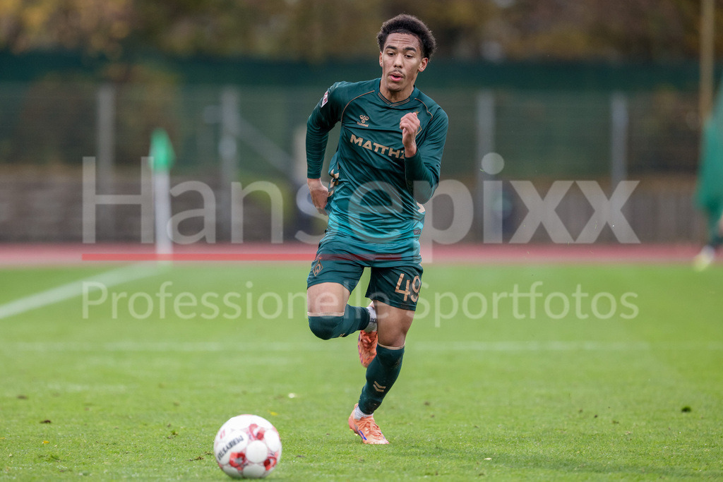 Fussball, Regionalliga Nord, SV Werder Bremen II - FSV Schöningen | Paul Erevbenagie (SV Werder Bremen II, 49) am Ball, Freisteller, Einzelbild, Ganzkörper, Aktion, Action, Spielszene