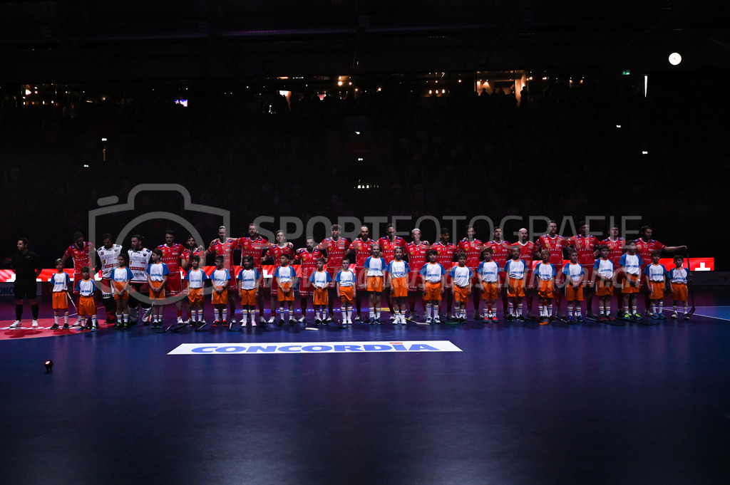 SV Wiler-Ersigen vs Floorball Köniz - 15. April 2023 | SV Wiler-Ersigen vs Floorball Köniz
Stimo Arena, Kloten
Floorball Koeniz während der Nationalhymne.
Bild: Sportfotografie Markus Aeschimann | www.markus-aeschimann.ch - Realisiert mit Pictrs.com