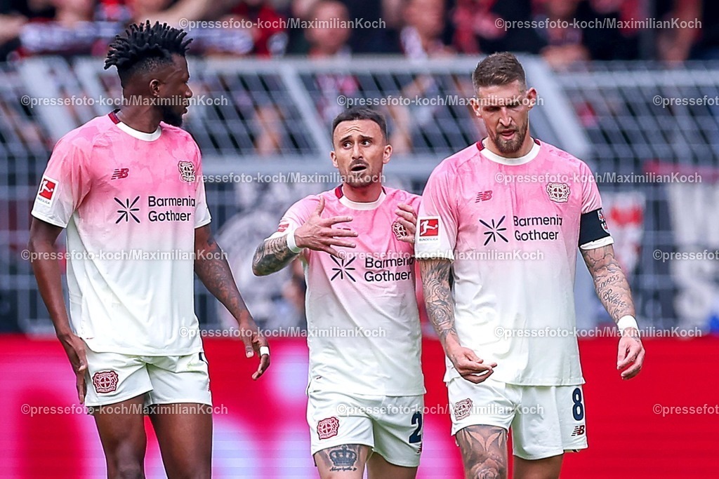 BVB11042601044 | 11.04.2026, Fußball, Borussia Dortmund - Bayer 04 Leverkusen, 1. Fußball Bundesliga, 29. Spieltag, Signal Iduna Park, Saison 2025 2026: Torjubel nach dem Tor zum 1:0 durch Torschütze Robert Andrich&nbsp;(Bayer04 Leverkusen #08)  zusammen mit Edmond Tapsoba&nbsp;(Bayer04 Leverkusen #12) xl02   DFB regulations prohibit any use of photographs as image sequences and or quasi-video.