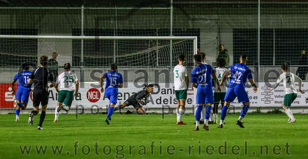 2023-10-13_073_FC_Schwaig_gegen_TSV_Ampfing | Oberding, Deutschland, 13.10.2023:
Fußball, Landesliga Südost 2023 / 2024, 16. Spieltag, FC Schwaig gegen TSV Ampfing, Endergebnis: 3:2

Mike Opara (TSV Ampfing, #11), Mirza Idrizovic (FC Schwaig, #25), Michael Steppan (TSV Ampfing, #15), Torwart Philipp Strunk (FC Schwaig, #30), Roman Mavdryk (FC Schwaig, #3), Bastian Grahovac (TSV Ampfing, #27), Birol Karatepe (TSV Ampfing, #42)

Foto: Christian Riedel / fotografie-riedel.net