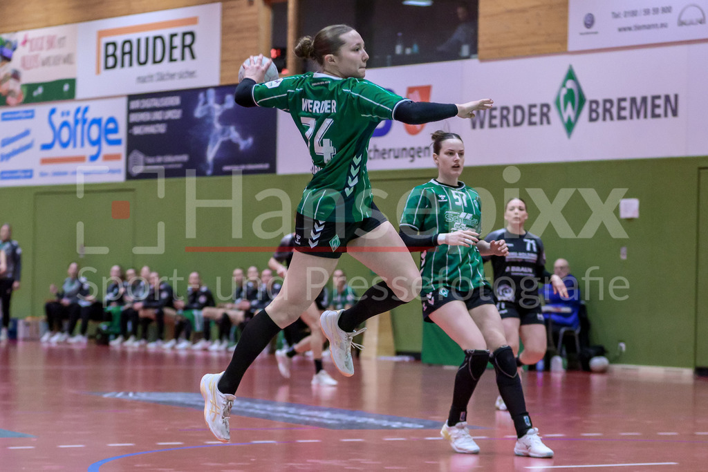 Handball, 2. Bundesliga Frauen, SV Werder Bremen - SG 09 Kirchhof | Mara Birk (SV Werder Bremen, 74) beim Wurf, am Ball, Spielszene, Aktion, Action