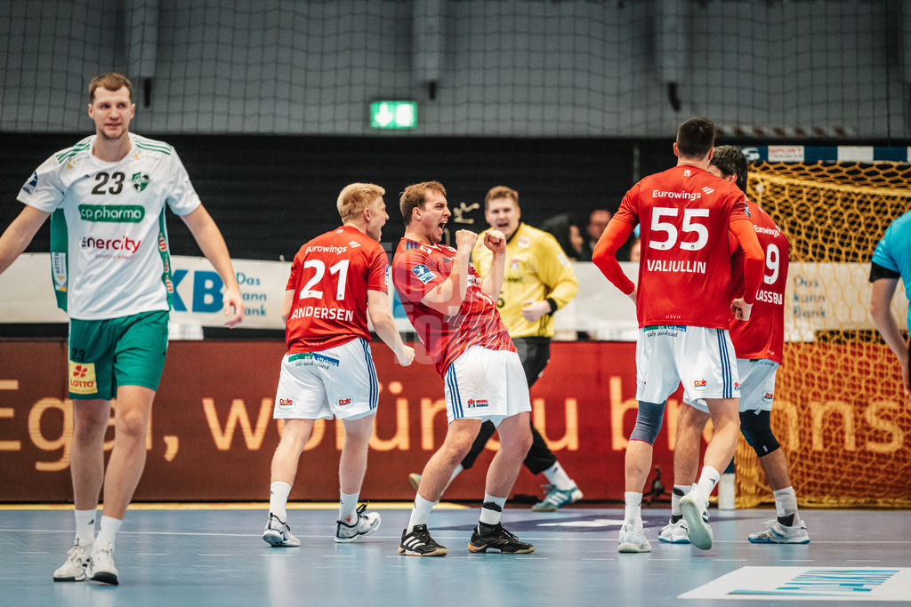 Handball | Männer | Saison 2024/2025 | DAIKIN Handball-Bundesliga | 8. Spieltag || Handball Sport Verein Hamburg vs. TSV Hannover-Burgdorf | 24.10.2024 | Der Handball Sport Verein Hamburg jubelt nach dem Unentschieden, in der Mitte Niklas Weller (#13, Handball Sport Verein Hamburg)