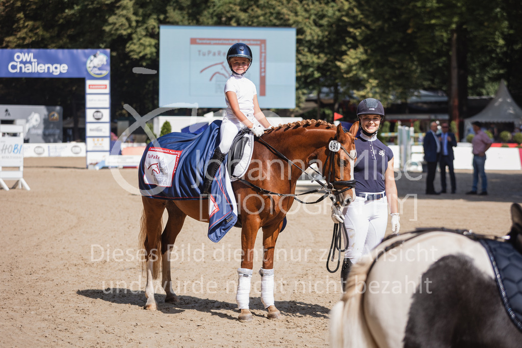 230910_OWLCh_Führzügel-187 | Deine schönsten Turniermomente als professionelle Fotos! Entdecke hochwertige Pferdesport-Fotografie im Online-Shop. Jetzt Fotos finden & bestellen!