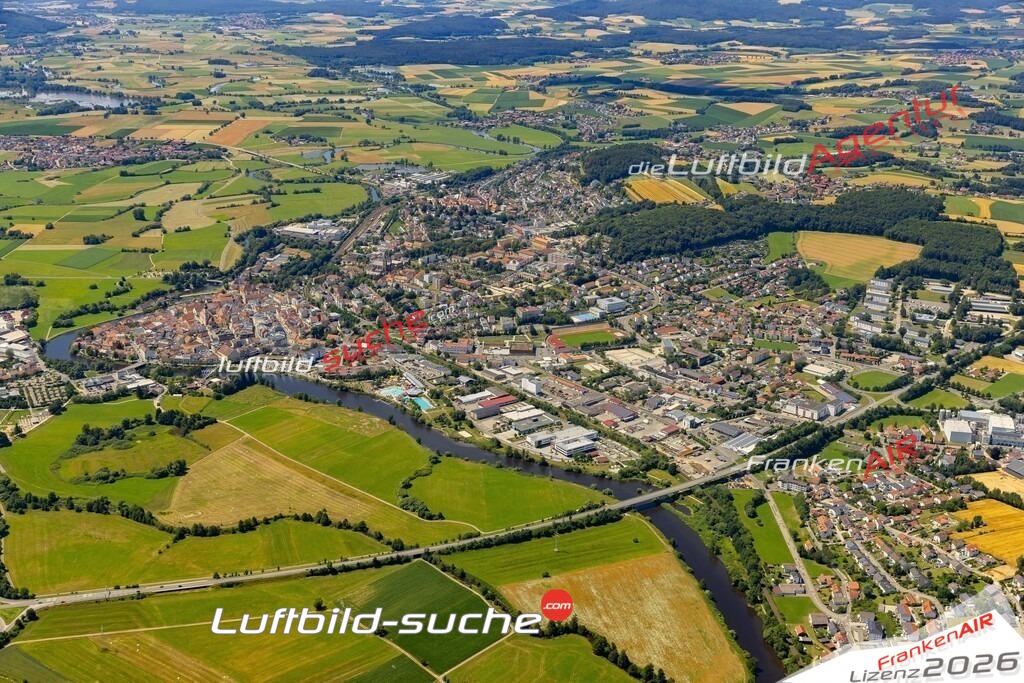 Das Luftbild der Stadt Cham wurde 2022 vom Flugzeug heraus erstellt (keine Drohnen-Aufnahmen) Aufnahmehöhe ca.450 Meter- hohe Bildauflösung und Druck-Qualität. Garantiert!