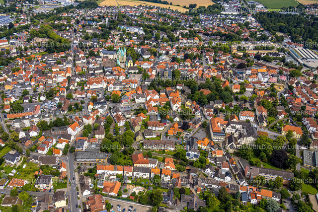 Werl240711958 | Luftbild, Übersicht Werl mit Altstadt mit Wallfahrtsbasilika Mariä Heimsuchung und kath. Kirche St. Walburga, Häuser mit roten Dächern, Werl, Soester Börde, Nordrhein-Westfalen, Deutschland