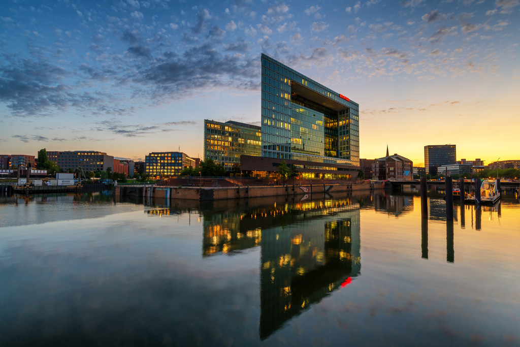 10260411 - Spiegelgebäude im Abendlicht | Kaufen Sie Hamburg Bilder und Hamburg Fotos auf Leinwand, Acrylglas, Alu-Dibond, oder als Poster in Hamburgs großer Onlinegalerie. Elbphilharmonie Bilder, Hamburger Hafen, Speicherstadt, Alster und viel mehr.