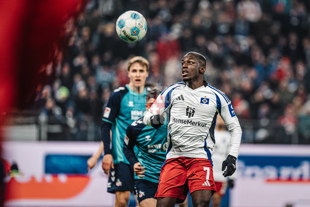 Fußball | Männer | Saison 2024/2025 | 2. Fußball-Bundesliga | 18. Spieltag | Hamburger SV vs. 1. FC Köln | 18.01.2025 | Jean-Luc Dompe (#7, HSV) mit Blick auf den Ball