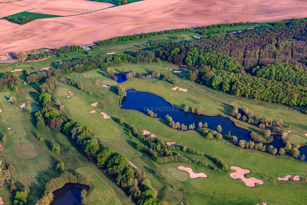 Vue aérienne: Étangs et greens du club de golf de Baden-Baden Soufflenheim à Soufflenheim dans le département Bas Rhin, France – .Photo: IMG_39507.jpg prise le 14/04/2011 par Werner Riehm/FLY-FOTO.eu – Résolution de l'original: 4752 x 3168 px
