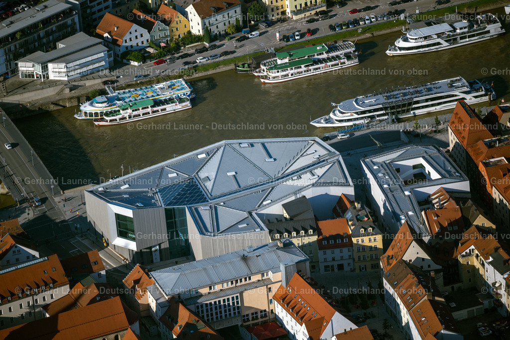 4050936 | REGENSBURG 03.09.2021 Museums- Gebäude- Ensemble " Haus der Bayerischen Geschichte - Museum " am Donaumarkt in Regensburg im Bundesland Bayern, Deutschland. Weiterführende Informationen bei: Bayerisches Staatsministerium für Wissenschaft und Kunst,  RIEDEL BAU AG HOLDING,  wörner traxler richter planungsgesellschaft mbh. // Museum building ensemble " Haus of Bayerischen Geschichte - Museum " on Donaumarkt in Regensburg in the state Bavaria, Germany. Further information at: Bayerisches Staatsministerium fuer Wissenschaft und Kunst,  RIEDEL BAU AG HOLDING,  woerner traxler richter planungsgesellschaft mbh. Foto: Gerhard Launer