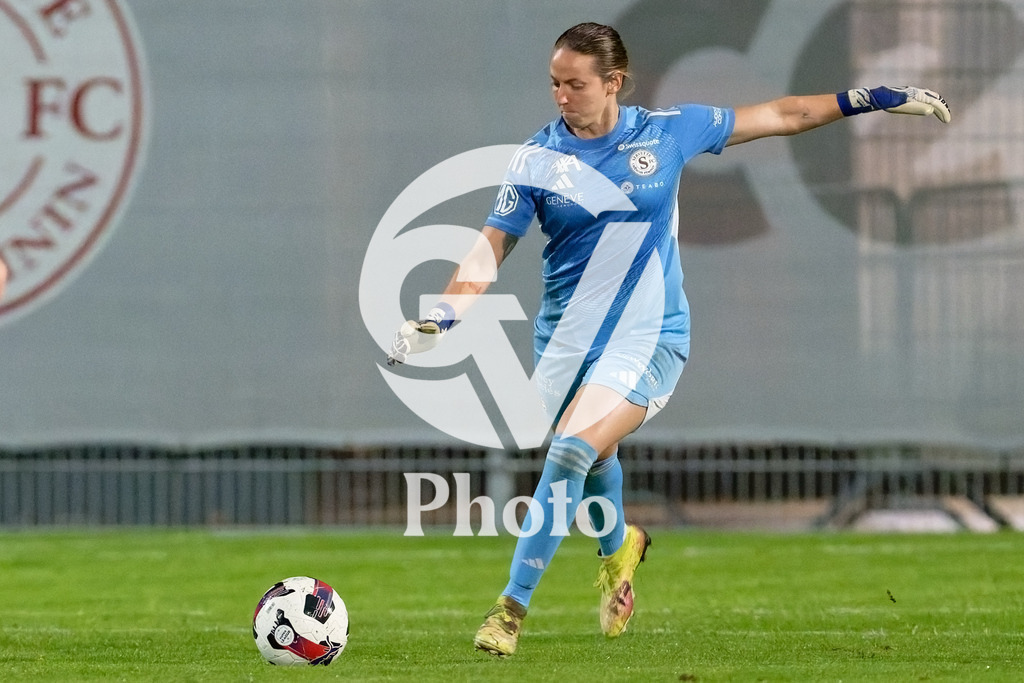 DZ9_5011_c | Switzerland: AXA Womens Super League 2025/26, Servette FC Chenois Feminin vs FC Aarau Frauen - Stade des Trois-Chene, Chene-Bourge: Enith Salon (1 Servette FC Chenois Feminin) shoots the ball (action) 