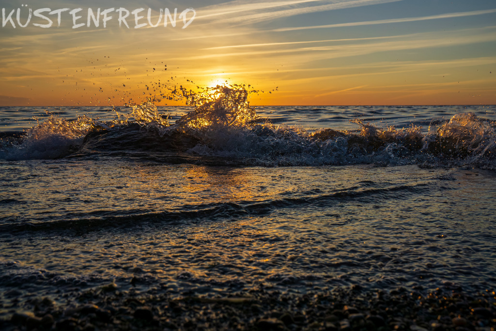 Sonnenuntergang am Meer V // Fotoserie Sunset & Splash | Entdecke deine Lieblingslandschaft von der Küste – auf Ostsee Leinwand, Nordsee Leinwand, Alu Dibond oder Acrylglas, passend für jeden Geschmack und Raum.