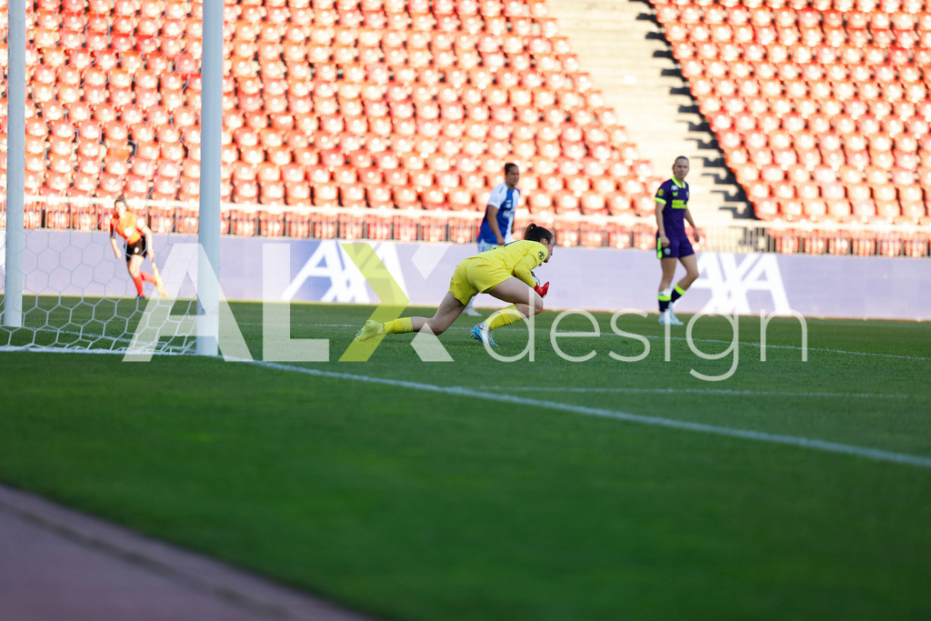 GC Zürich vs FC Zürich - AXA Women’s Super League Playoffs - Stadion Letzigrund | RIANA GMÜR of FC Zürich save during the AXA Women’s Super League Playoffs quarter-final second leg between GC Zürich and FC Zürich at Stadion Letzigrund, Zurich, Switzerland. - Realisiert mit Pictrs.com