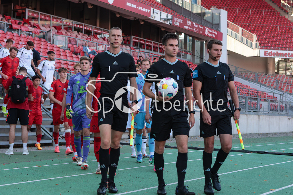 1. FC Nürnberg II - FC Bayern Amateure | Das Gespann um Schiedsrichter Marcel KRAUSS beim einlaufen mit den beiden Mannschaften