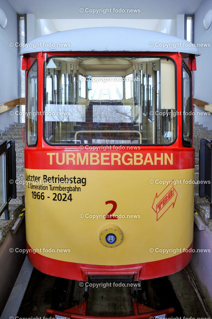 Deutschland_ Baden-Wuerttemberg_ Karlsruhe_ 29.12.2024-4 | 29.12.2024, Deutschland, GER, Baden-Wuerttemberg, Karlsruhe im Bild Die Turmbergbahn, Deutschlands aelteste noch betriebene Standseilbahn, Bahn, Turmberg, Durlach, Nostalgie, Talstation, Bergstation, Aussichtsterrasse, Ausflugsziel, Familie, Bauwerk, Veraenderung, Zwillingswagen, Nahverkehr