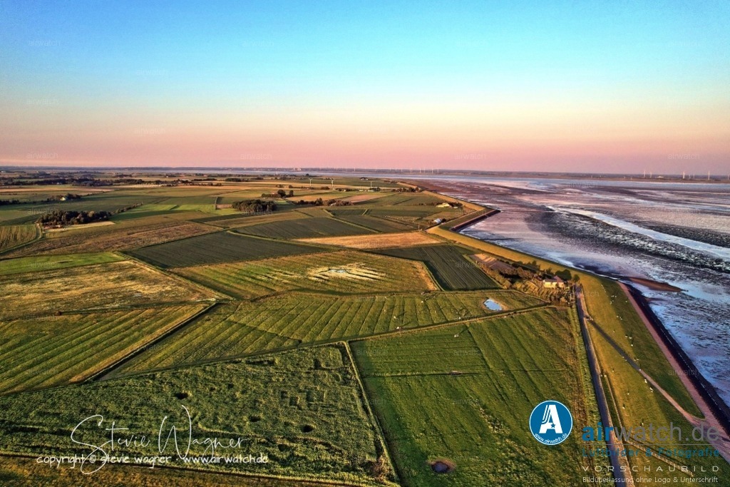 Luftbild Nordstrand, LangerDeich, Dreisprung, Püttenweg, Trendermarsch, Husumer Bucht | Luftbild Nordstrand, LangerDeich, Dreisprung, Püttenweg, Trendermarsch, Husumer Bucht - Der Trendermarschkoog befindet sich im Westen der Insel Nordstrand und grenzt an das Wattenmeer. Er ist nach der ehemaligen runden Insel Trendermarsch benannt, die nahe Alt-Nordstrand lag und bereits im 16. Jahrhundert angeeicht wurde. Die Eindeichung des Trendermarschkoogs erfolgte 1663 nach der schweren Sturmflut von 1634, die den westlichen Teil des Polders zerstörte und in eine Tidefläche verwandelte.