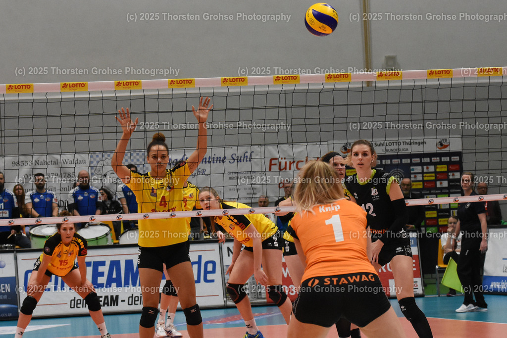 VBL VFB SUHL vs. LADIES IN BLACK AACHEN | Aachen in SCHWARZ gegen Suhl in GELB; VBL VFB SUHL vs. LADIES IN BLACK AACHEN, Volleyball-Bundesliga Frauen am 03.02.2018 in der Multihalle in Meiningen, (Deutschland) - Realisiert mit Pictrs.com
