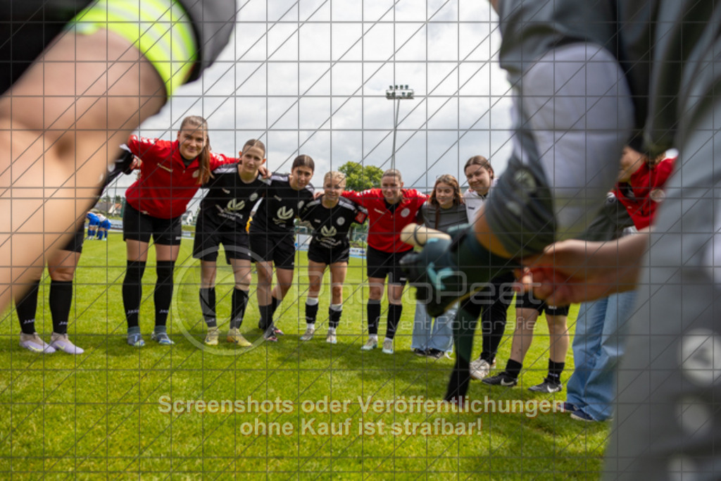 20250529_130122_0398 | #,  SGM Wendlingen-Ötlingen II (blau) vs. 1.FC Donzdorf II (schwarz), Fussball, Frauen-Bezirkspokal Finale Saison 2024/2025, Rasenplatz VfL Stadion Kirchheim, Jesinger Straße 105, 73230 Kirchheim, 29.05.2025 - 13:00 Uhr,Foto: PhotoPeet-Sportfotografie/Peter Harich