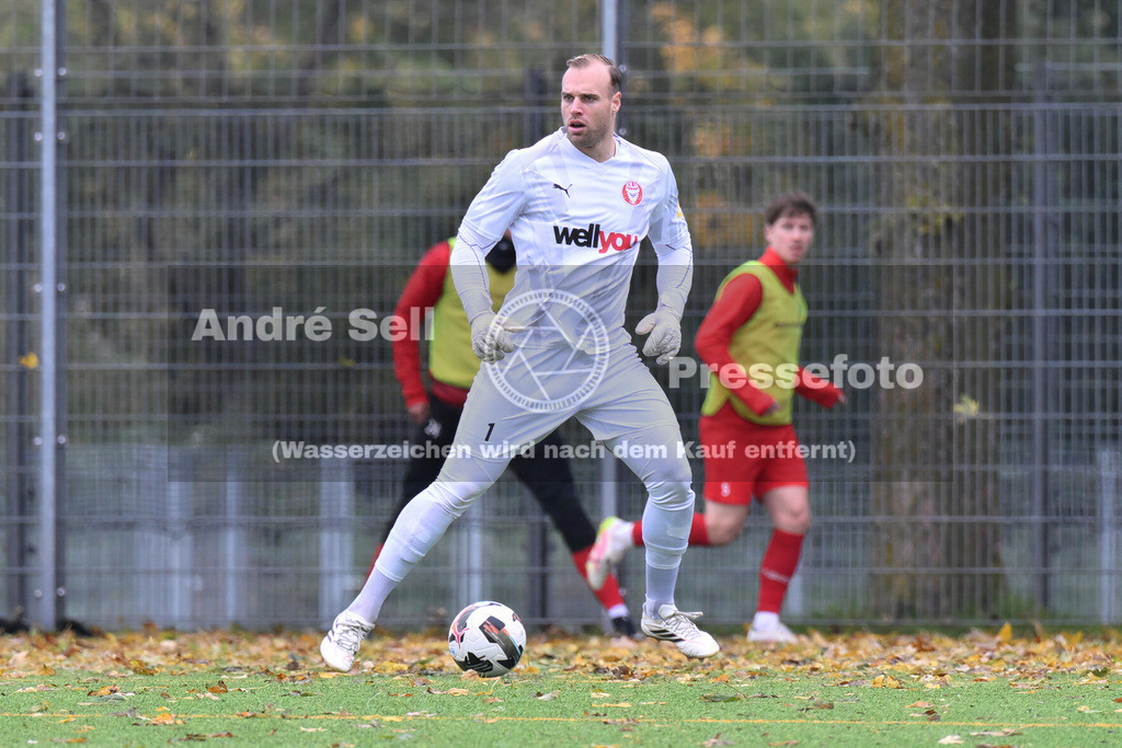 FC Kilia Kiel vs SC Rapid Lübeck | Tom Pachulski (Kilia #1) / Fußball-Oberliga Männer 2026/2027 / FC Kilia Kiel vs SC Rapid Lübeck / Kilia Sportplatz / Kiel / 24.10.26 - Realisiert mit Pictrs.com