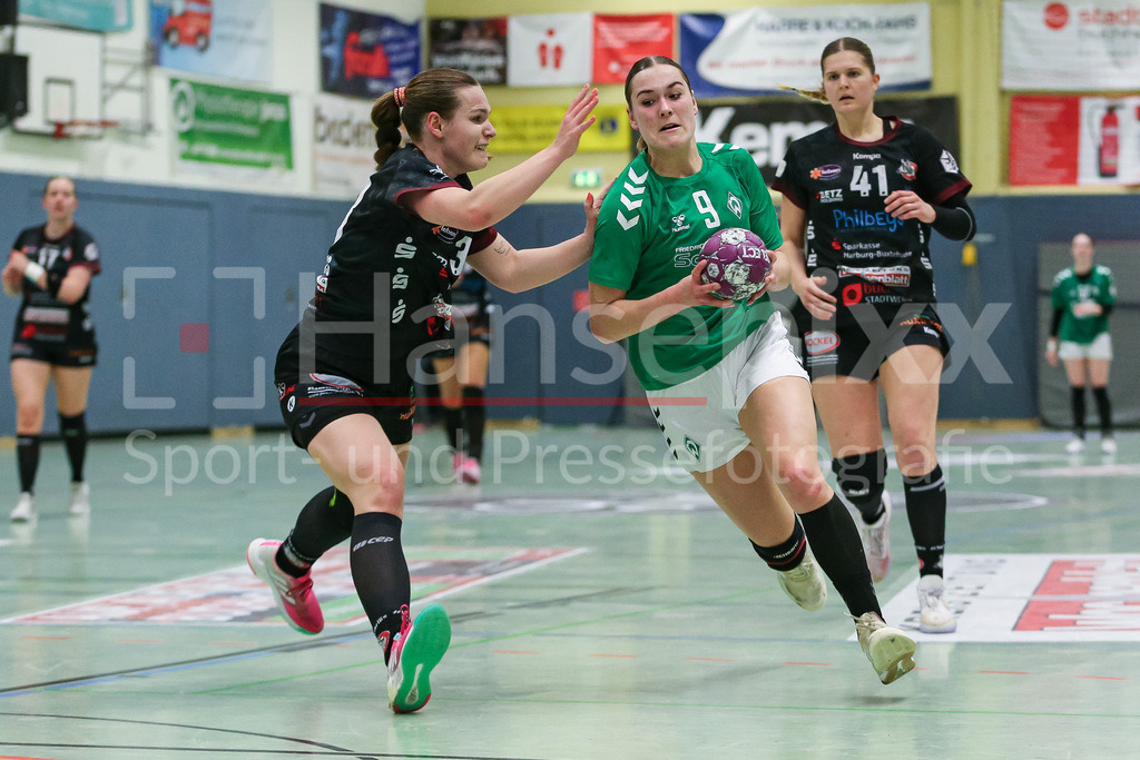 Handball, 2. Bundesliga Frauen, HL Buchholz 08-Rosengarten - SV Werder Bremen | v.li.: Luisa Hinrichs (HL Buchholz 08-Rosengarten, 38) und Luca Schumacher (SV Werder Bremen, 9) im Zweikampf, Duell, Spielszene, Aktion, Action