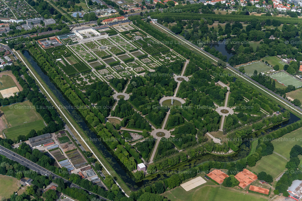4030911 | HANNOVER 02.06.2020 Der Große Garten im Stadtteil Herrenhausen in Hannover im Bundesland Niedersachsen. Der Barockgarten an der Herrenhäuser Straße wurde im 17. Jahrhundert errichtet und besteht aus vielen Broderiemustern und der zentral gelegenen Glockenfontäne. // The big garden in the part of town of Herrenhausen in Hannover in the federal state Lower Saxony. The baroque garden in the mansions street was established in the 17th century and exists of many Broderie scrutinise and the centrally situated bell jet. Foto: Gerhard Launer