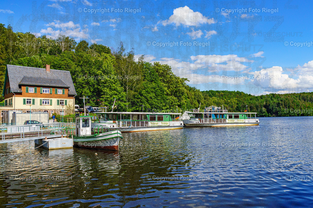 Schiffe an Talsperre Kriebstein | Die Talsperre Kriebstein, eine der landschaftlich reizvollsten Talsperren Sachsens, wurde 1927 - 1930 zum Hochwasserschutz und zur Energiegewinnung erbaut. Seit 1930 ist der 9 km lange Stausee, der in naturnahe Mischwälder und Auen eingebettet ist, ein überregionaler Besuchermagnet für Urlauber und Tagestouristen.
(www.kriebsteintalsperre.de, Stand:2022) - Realisiert mit Pictrs.com
