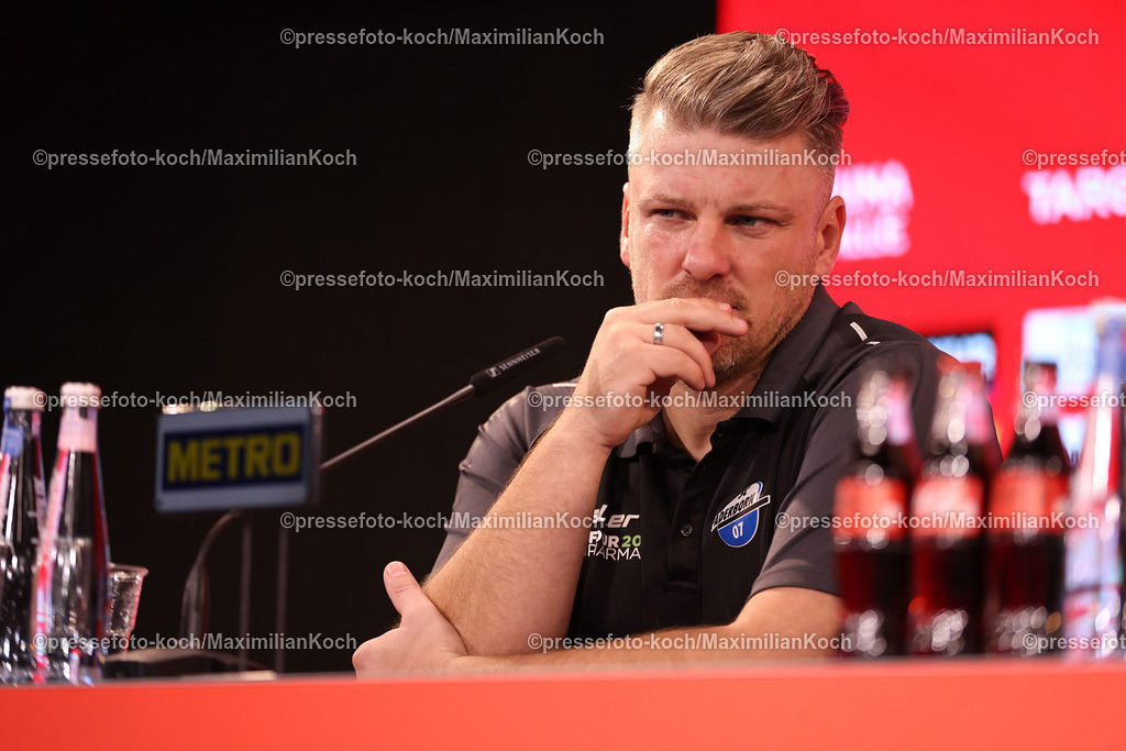 Due09112401095 | 09.11.2024, Fußball, Fortuna Düsseldorf - SC Paderborn 07, 2. Bundesliga, Merkur Spiel-Arena, Saison 2024 2025: Pressekonferenz mit den Trainern nach dem Spiel. Trainer Lukas Kwasniok (Cheftrainer Paderborn)DFB regulations prohibit any use of photographs as image sequences and or quasi-video.