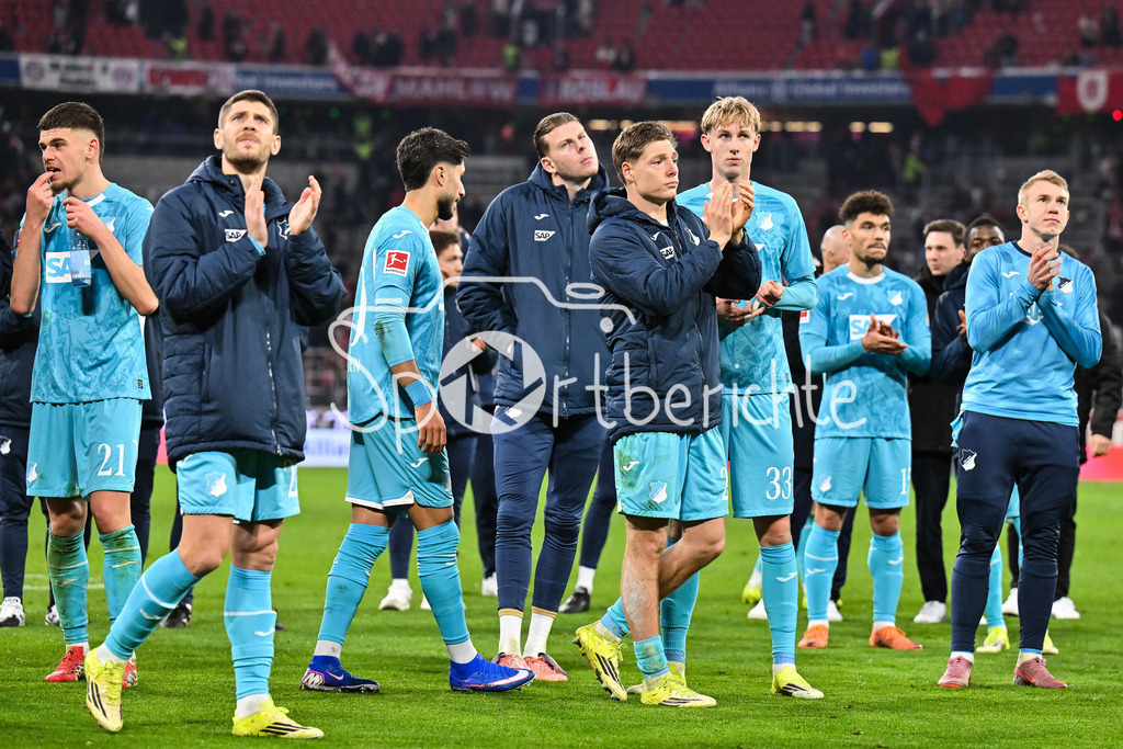 FC Bayern München - TSG 1899 Hoffenheim | MUNICH, GERMANY - 08. FEBRUARY: die Spieler der Gäste bedanken sich bei den mitgereisten Fans aus Sinsheim nach dem Bundesligamatch zwischen dem FC Bayern München und der TSG 1899 Hoffenheim am 21. Spieltag in der Allianz Arena / DFL REGULATIONS PROHIBIT ANY USE OF PHOTOGRAPHS AS IMAGE SEQUENCES AND/OR QUASI-VIDEO - Albian HAJDARI (TSG Hoffenheim 21), Andrej KRAMARIC (TSG Hoffenheim 27), Muhammed DAMAR (TSG Hoffenheim 10), Alexander PRASS (TSG Hoffenheim 22), Max MOERSTEDT (TSG 1899 Hoffenheim 33)