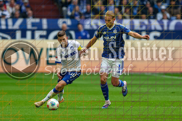 05.04.2026, GER, Fussball, Herren, 2. BL, Saison 2025/2026, FC Schalke 04 - Karlsruher SC | Marvin Wanitzek (KSC) und Timo Becker (S04) im Kampf um den Ball 