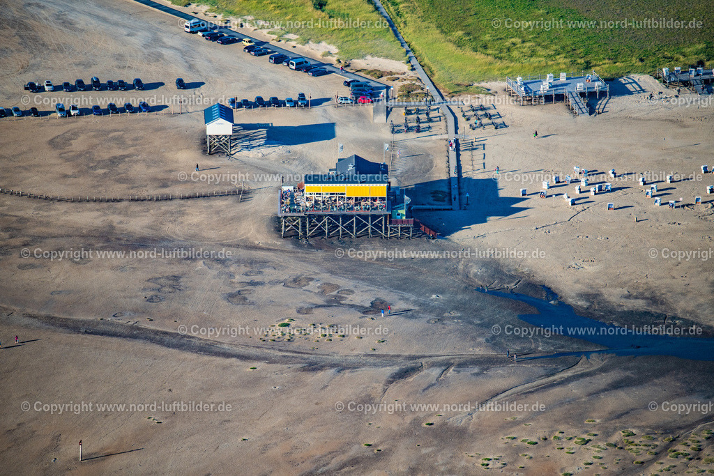 St. Peter-Ording_Gaststätte_Salt_Silver_Am_Meer_ELS_3521060822 | SANKT PETER-ORDING 06.08.2022 Küsten- Landschaftund Gastätte" Salt Silver" und Strandparkplatz am Sandstrand im Ortsteil Böhl in Sankt Peter-Ording im Bundesland Schleswig-Holstein, Deutschland. Springtide überflutet Teile vom Böhler Strandparkplatz an den Salzwiesen. // Coastal landscape and beach parking lot on the sandy beach in the district Boehl in Sankt Peter-Ording in the state Schleswig-Holstein, Germany. Foto: Martin Elsen