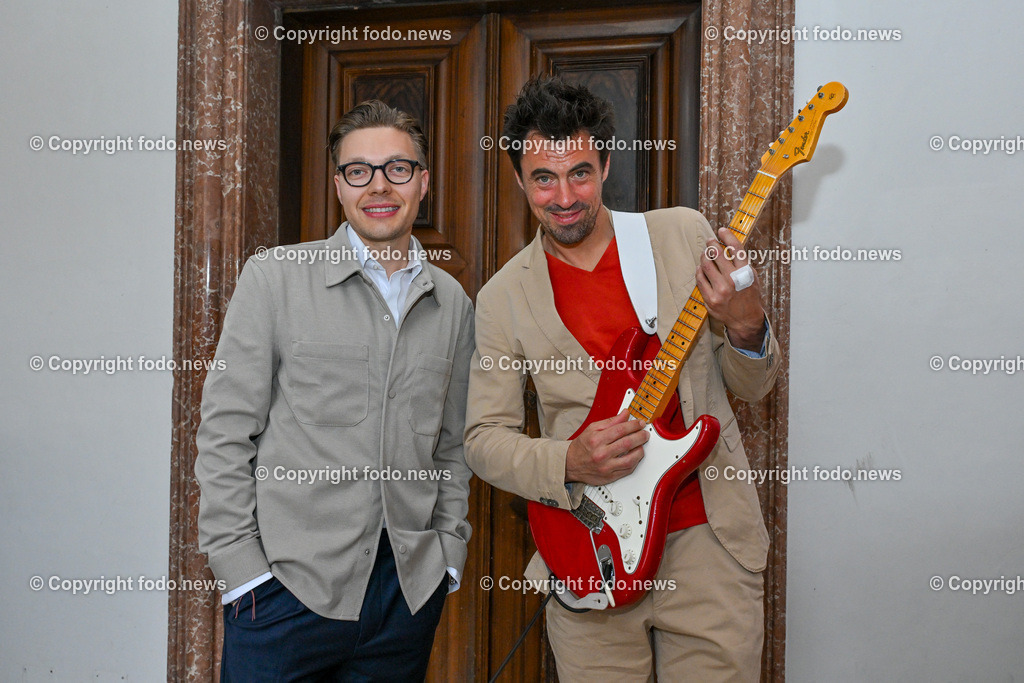 Eroeffnung der Bruckner Ausstellung im Stift St. Florain_ 03.05.2024-4 | 03.05.2024, St. Florian, AUT, Augustiner Chorherrenstift St. Florian, Eroeffnung der Bruckner Ausstellung, im Bild Alois Muehlbacher (Florianer Saengerknabe), Severin Trogbacher (Gitarrist)
