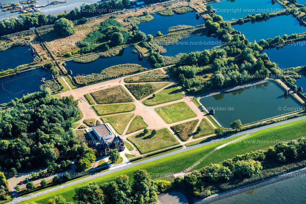 Hamburg_Kaltehofe_Elbinsel_ELS_1874220922 | HAMBURG 22.09.2022 Industrie- Denkmal der stillgelegten technischen Anlagen und Produktionshallen des Geländes der "Wasserkunst Elbinsel Kaltehofe" an derk Billwerder Bucht an der Straße Kaltehofe-Hauptdeich in Hamburg, Deutschland. Weiterführende Informationen bei: HPA Hamburg Port Authority,  Stiftung Wasserkunst Elbinsel Kaltehofe. // Industrial monument of the technical plants and production halls of the premises of "Wasserkunst Elbinsel Kaltehofe" at the barrage Billwerder Bucht on street Kaltehofe-Hauptdeich in Hamburg, Germany. Further information at: HPA Hamburg Port Authority,  Stiftung Wasserkunst Elbinsel Kaltehofe. Foto: Martin Elsen