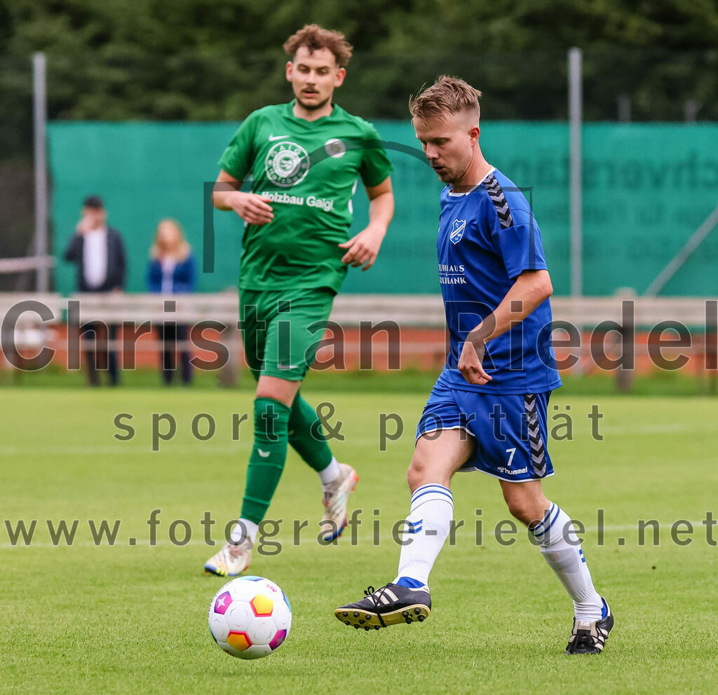 2023-08-04_052_FC_Forstern_gegen_FC_Langengeisling_II | Forstern, Deutschland, 04.08.2023:
Fußball, Kreisklasse 2023 / 2024, 1. Spieltag, FC Forstern gegen FC Langengeisling II, Endergebnis: 2:1

Alexander Huber (FC Forstern, #10), Thomas Hinterwimmer (FC Langengeisling, #7)

Foto: Christian Riedel / fotografie-riedel.net