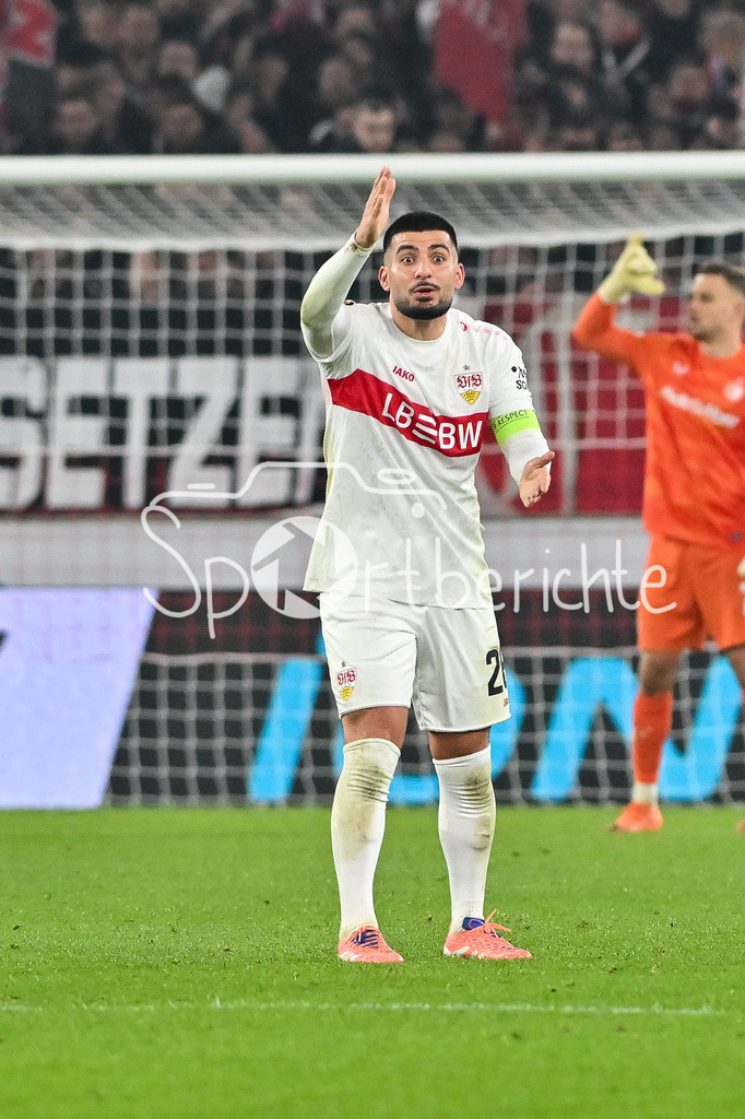 VfB Stuttgart - Feyenoord Rotterdam | STUTTGART, DEUTSCHLAND - 6. NOVEMBER: Deniz UNDAV (VfB Stuttgart 26) ist mit der Entscheidung von Referee Horatiu FESNIC nicht einverstanden beim Ligaspiel zwischen dem VfB Stuttgart und Feyenoord Rotterdam am 4. Spieltag der Europa League in der MHP-Arena am 06.11.2025