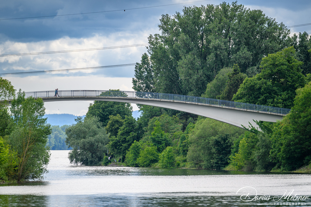Die Dykerhoff-Brücke | Die Dyckerhoff-Brücke ist eine Fußgängerbrücke in Wiesbaden, die mit einem 96,40 m weiten Bogen die Hafenausfahrt des Schiersteiner Hafens überspannt. Das Bauwerk wurde 1967 errichtet und ist eine Spannbetonkonstruktion, die im Freivorbau hergestellt wurde. Dabei wurde erstmals in Deutschland zur Reduzierung der Lasten größtenteils Leichtbeton verwendet.