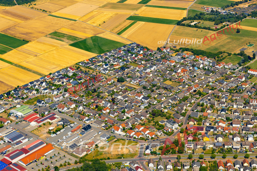 schaafheim-903-2023 | Das Luftbild zeigt :  Schaafheim - Die Luftaufnahme wurde 2023 vom UL-Flugzeug aus erstellt ( keine Drohne ) - 
Hochauflösende Luftaufnahme - Für grossformatige Ausdrucke geeignet. Die Geschenkidee !
Mit Lizenz und Bildrechte bestellbar