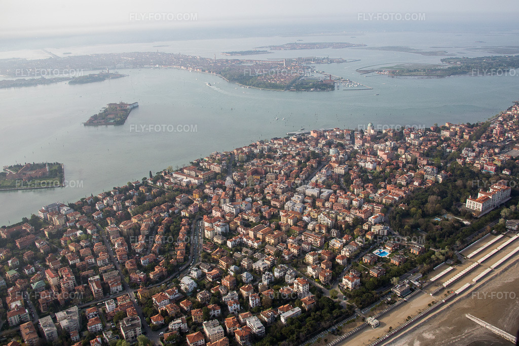 Aerial view: Venice Lido in Venezia in the state Veneto, Italy. – Photo: IMG_087499.jpg taken on 04/06/2016 by Werner Riehm/FLY-FOTO.com – Resolution of the original: 5118 x 3412 px
