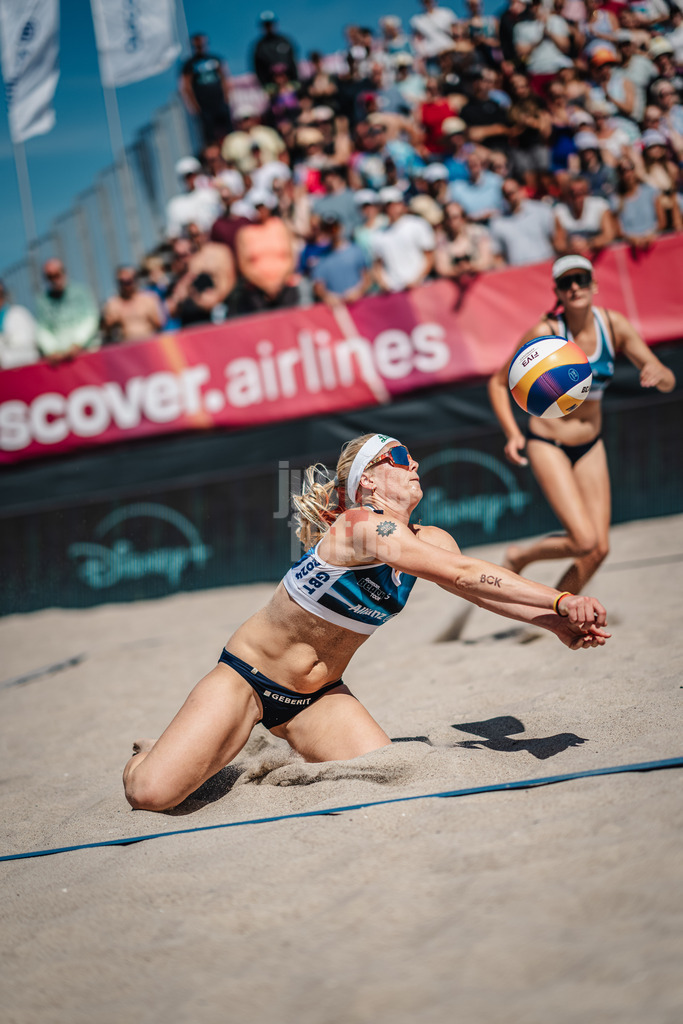 Beachvolleyball | Frauen | Allianz German Beach Tour 2024 | Tourstop Kühlungsborn | 11.08.2024 | Anna Behlen spielt den Ball
