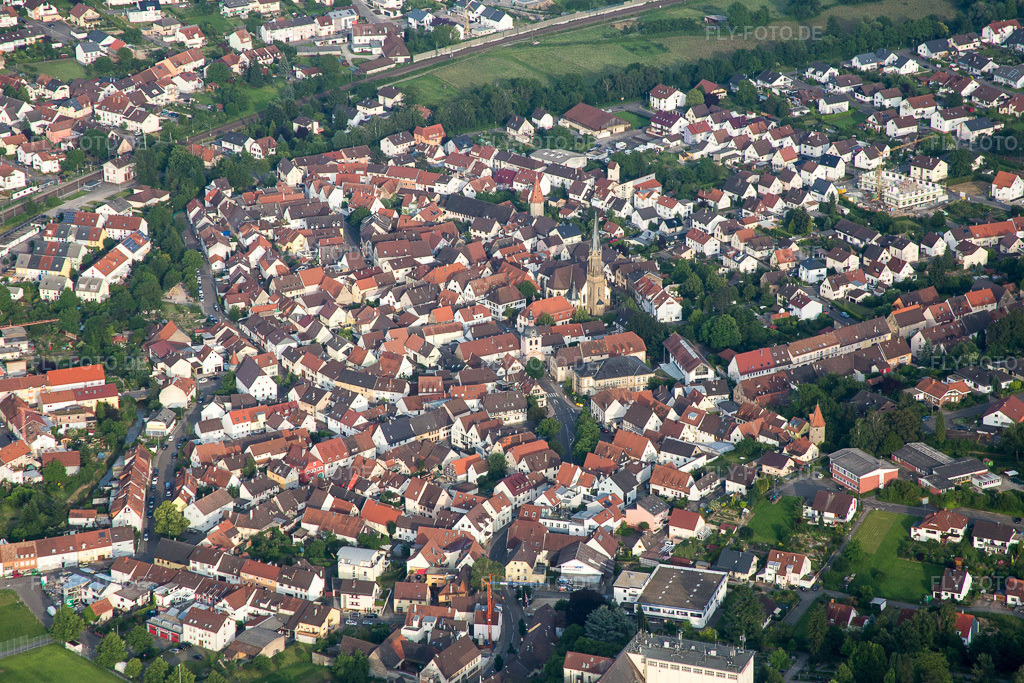 Luftbild: Ortsansicht der Straßen und Häuser der Wohngebiete im Ortsteil Heidelsheim in Bruchsal im Bundesland Baden-Württemberg in Deutschland. Foto: IMG_089332.jpg vom 10.06.2016 durch Werner Riehm/FLY-FOTO.de