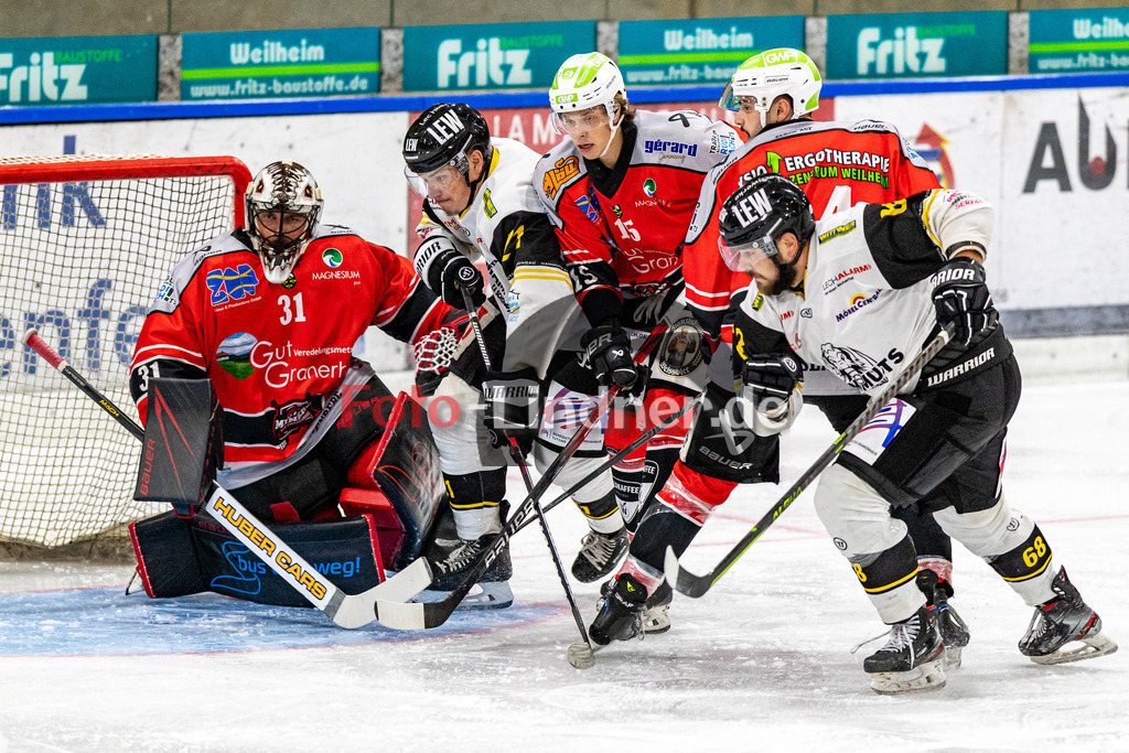 Testspiel TSV Peißenberg Miners vs EA Schongau Mammuts | Eishockey Bayernliga Vorbereitung 2023/2024, Testspiel TSV Peißenberg Miners vs EA Schongau Mammuts
Dull im dem Puck vor dem Tor von Korbinian SERTL (Goali Miners 31),
2023-09-22 in Peißenberg (Eisstadion)
31 Korbinian SERTL (Goali Miners 31), 21 Florian Seelmann (Mammuts 21), 15 Ryan MURPHY (Miners 15), 68 Tobias Estermaier (Mammuts 68), 44 Martin LIDL (Miners 44)
Copyright: FotoLindner
