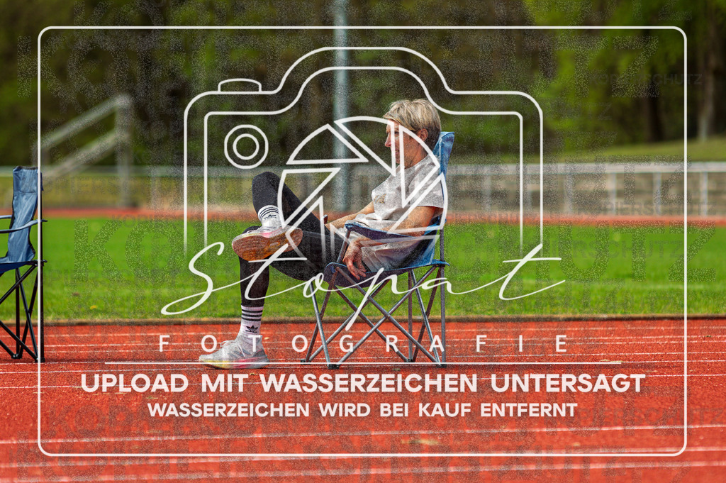 KMHK-1092 | Annette Funck bei den Kreismeisterschaften Leichtathletik-Wurf Heidekreis 2026 im Boehmewaldstadion, Soltau (Simon Paul Stopat) - Realisiert mit Pictrs.com