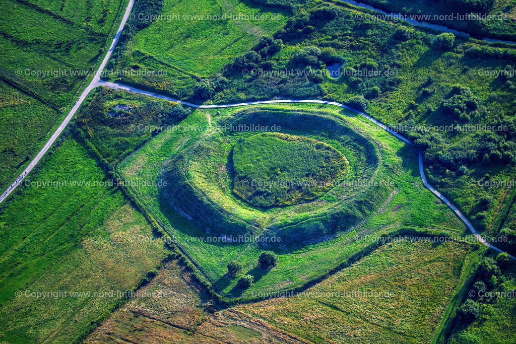 Sylt_Tinnum_Tinnum_Burg_ELS_6975130825 | SYLT 21.06.2025 Tourismus- Attraktion und Sehenswürdigkeit der Wallanlage " Tinnum-Burg " auf dem Tinnumer Wiesen an der Straße Borigwai, Strandweg in Sylt Nordsee - Insel im Bundesland Schleswig-Holstein, Deutschland. // Tourist attraction and sight of the rampart "Tinnum-Burg" on the Tinnumer Wiesen on the street Borigwai, Strandweg in Sylt North Sea - island in the federal state Schleswig-Holstein, Germany. Foto: Martin Elsen