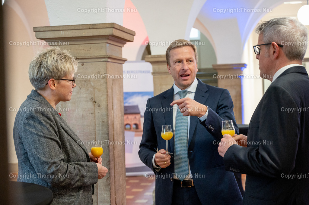 DSC_8846 | Am 8.März 2024 wurde Oliver Zipse  Vorstandsvorsitzender der BMW AG. zum Botschafter der Bergstraße ernannt, die Feier fand in seiner ehemaligen Schule dem Alten Kurfürstlichen Gymnasium in Bensheim  statt, hier im Gespräch mit der Schulleiterin des AKG Nicola Wölbern und Landrat Christian Engelhardt (rechts), 