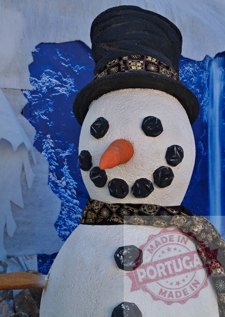 Snowman wearing top hat and scarf posing in front of winter landscape | Close-up of a cheerful snowman with a top hat and scarf, set against a snowy backdrop - Realisiert mit Pictrs.com