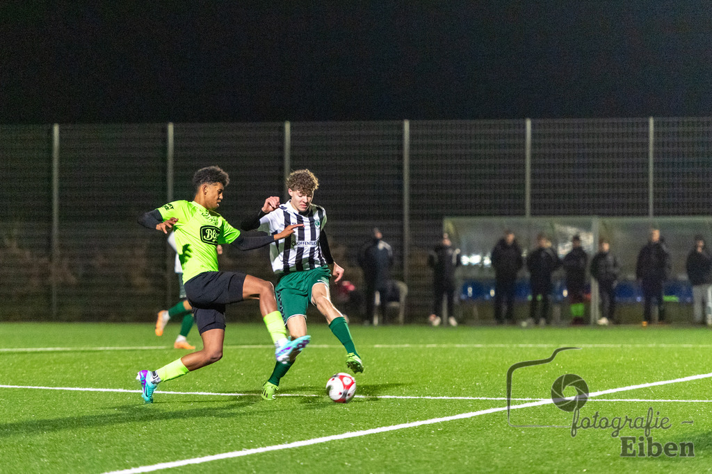 JFV Edewecht-VFL Oldenburg | A-Jugend Bezirkspokal; JFV Edewecht (grün)-VFL Oldenburg (weiß) am 27.02.2024; in Edewecht (Sportpark Göhlenweg), Photo: Philip Eiben 2024 - Realisiert mit Pictrs.com
