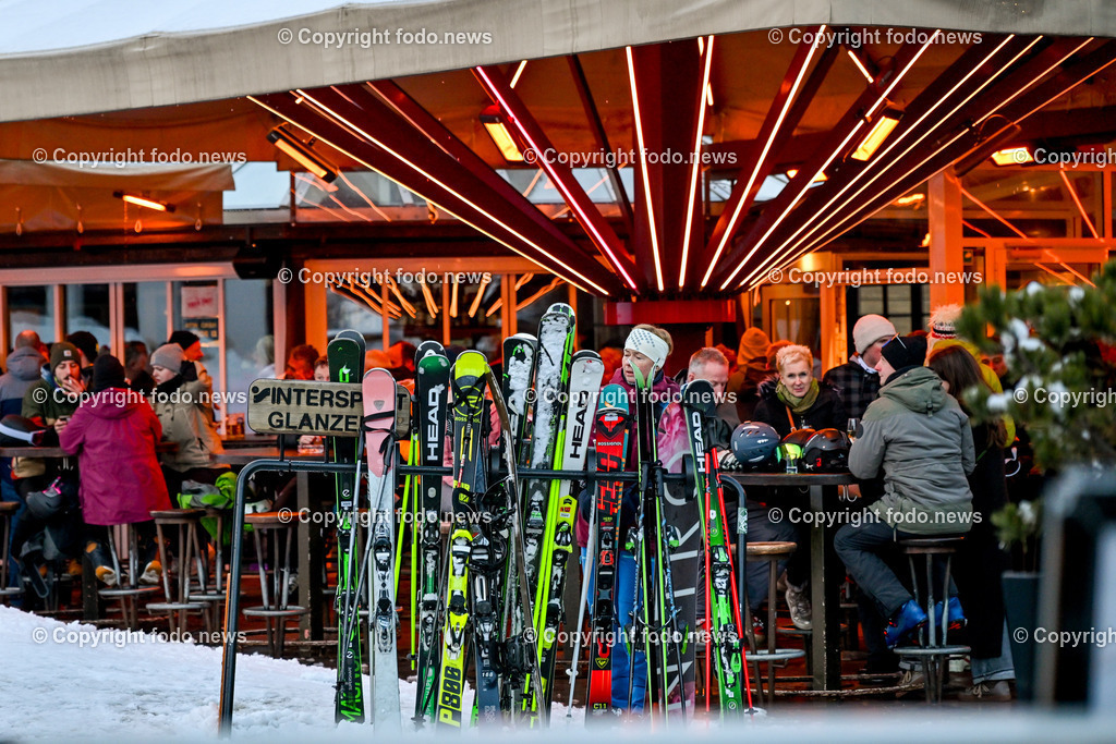 Oesterreich_ Tirol_ Soelden_ 26.01.2025-42 | 26.01.2025,Tirol, AUT, Soelden, im Bild Themenbild, Stadtansichten, Ski, Skifahren, Skiurlaub, Skifahrer, Urlauber, Touristen, Skitouristen, Apre Ski, Rent Ski, Sport, Geschaeft, Shop, Hotel, Bahn, Bergbahn, Gondel, Skibus, Oetztaler Alpen, Berge